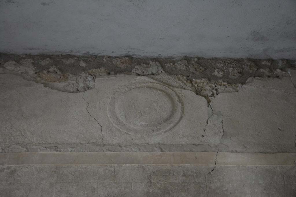 I.8.17 Pompeii. March 2019. Room 12, stucco shield in upper west wall.
Foto Annette Haug, ERC Grant 681269 DÉCOR.