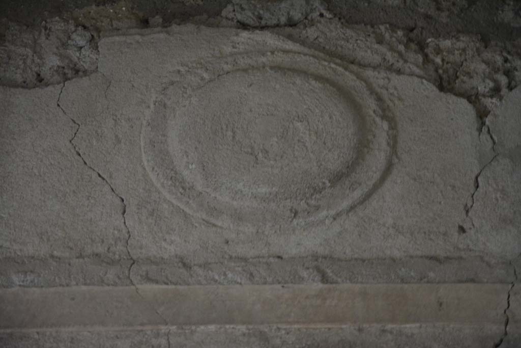 I.8.17 Pompeii. March 2019. Room 12, detail of stucco shield on west wall.
Foto Annette Haug, ERC Grant 681269 DÉCOR.