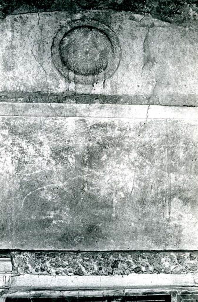 I.8.17 Pompeii. 1972. Room 12. Casa dei Quattro Stili, 3rd cubiculum, left N of atrium, W wall, shield. Photo courtesy of Anne Laidlaw.
American Academy in Rome, Photographic Archive. Laidlaw collection _P_72_15_5.