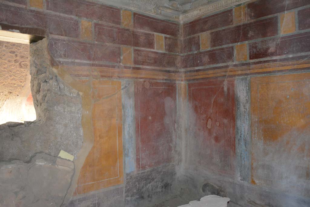 I.8.17 Pompeii. October 2019. Room 12, looking north along west wall towards north-west corner.
Foto Annette Haug, ERC Grant 681269 DÉCOR.