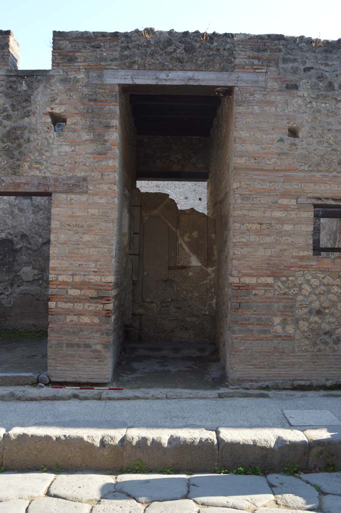 I.9.1 Pompeii. October 2017. 
Looking towards entrance doorway on south side of Via dell�Abbondanza.
Foto Taylor Lauritsen, ERC Grant 681269 D�COR.
