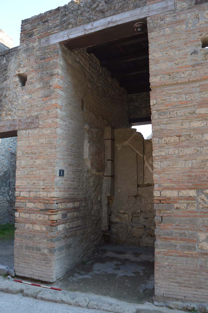 I.9.1 Pompeii. October 2017. Looking towards east side of entrance doorway.
Foto Taylor Lauritsen, ERC Grant 681269 D�COR.
