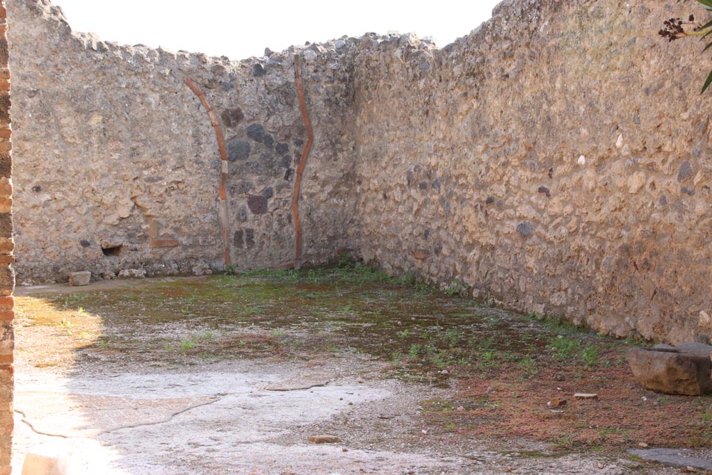 I.9.5 Pompeii. October 2022. Room 17, looking south-west into large triclinium from south portico. Photo courtesy of Klaus Heese.