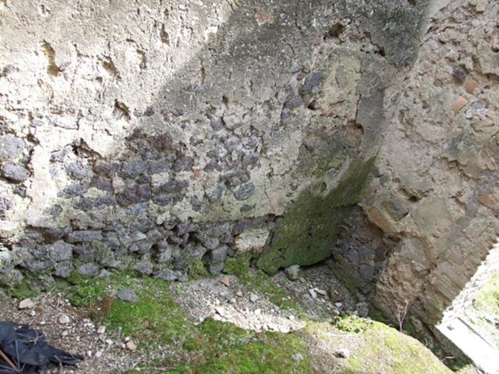 I.9.12 Pompeii. March 2009.  Room 8.  South east corner of east wall.