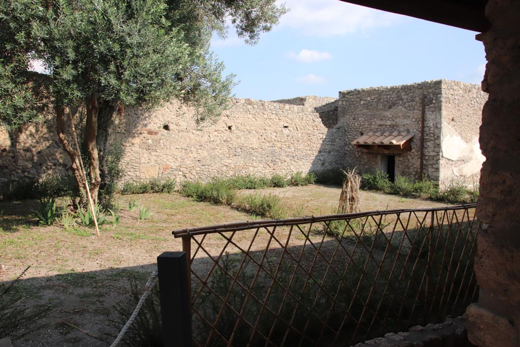 I.9.14 Pompeii. October 2022. Room 1, looking east across upper garden area. Photo courtesy of Klaus Heese.