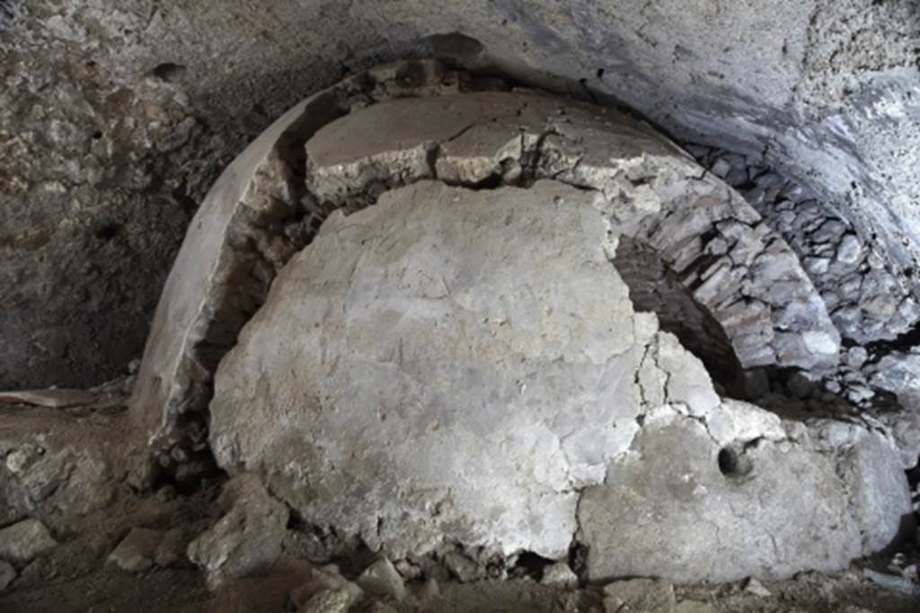 Fig. 2 � Pomp�i, Casa del Menandro � Coupole du four install� sous une vo�te dans le cryptoportique.
Clich� : Fr. Pauvarel / EFR. Utilisation soumise � CC-BY-NC-SA 4.0
