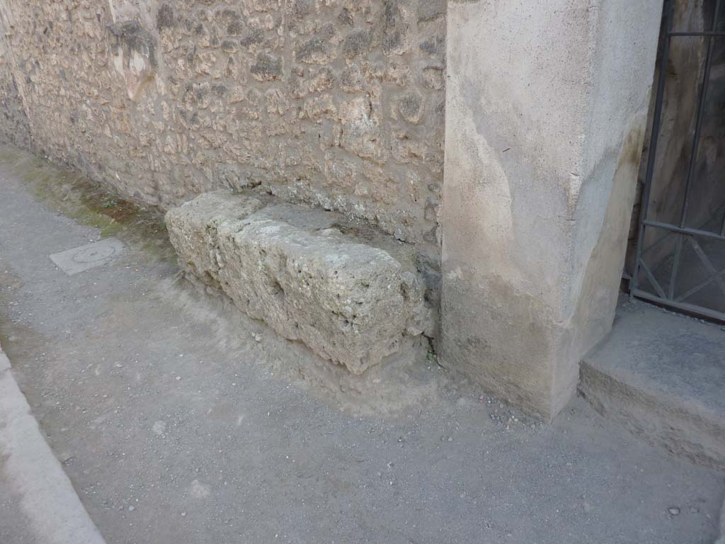 I.10.4 Pompeii. October 2014. Bench on front wall to left of entrance.
Foto Annette Haug, ERC Grant 681269 DÉCOR