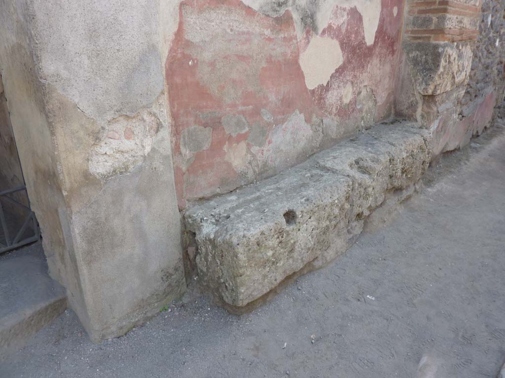 I.10.4 Pompeii. October 2014. Bench on front wall to right of entrance, with painted plaster.
Foto Annette Haug, ERC Grant 681269 DÉCOR