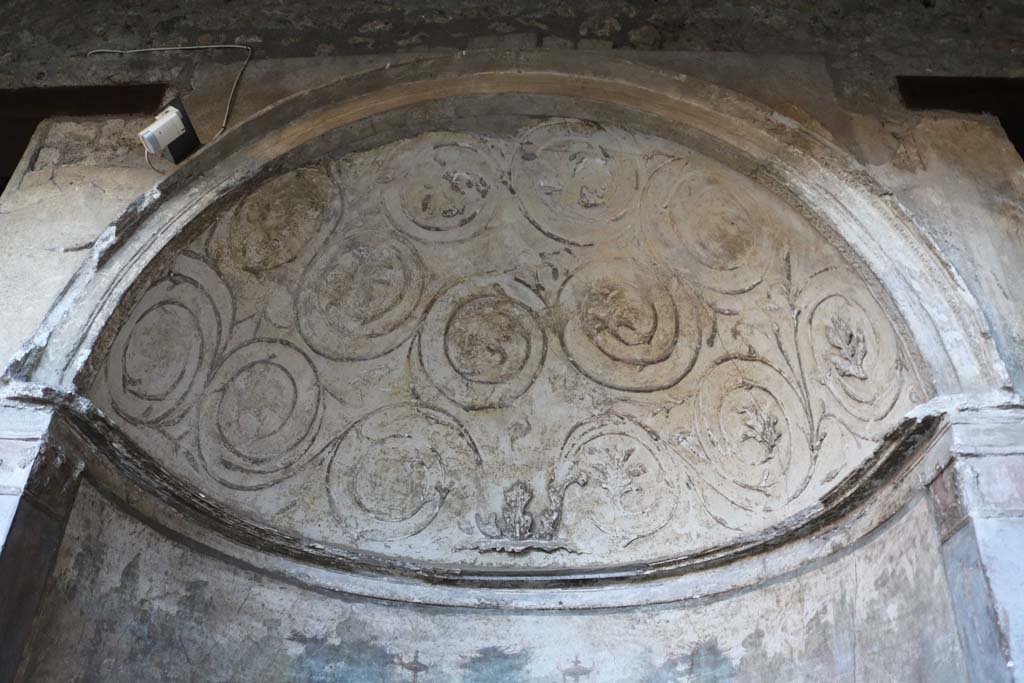 I.10.4 Pompeii. December 2018. Alcove 24, stucco above alcove. Photo courtesy of Aude Durand.