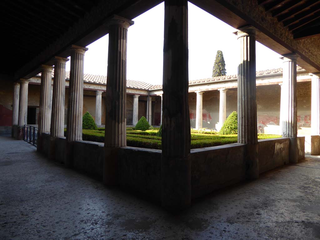 I.10.4 Pompeii. September 2017. Looking south-west from north-east portico.
Foto Annette Haug, ERC Grant 681269 DÉCOR.

