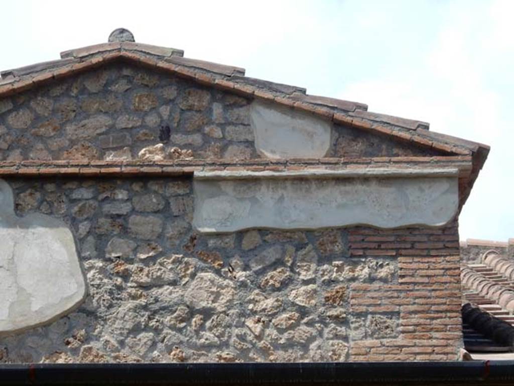 I.10.4 Pompeii. May 2017. Detail from upper north side. Photo courtesy of Buzz Ferebee.