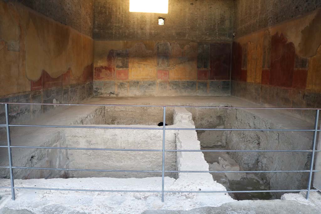 I.10.4 Pompeii. December 2018. Room 18, looking east at lower level. Photo courtesy of Aude Durand.
Below the room�s floor are remains of shallow rooms with wall decoration and mosaic floors.
