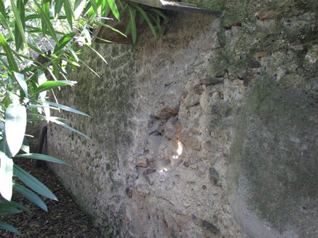 I.10.7 Pompeii. March 2009. Room 11, south wall. According to Jashemski, a marble statuette of Hercules was found on a shelf here. The shelf was 1.30m above the floor level. The statue was 0.43m high and its Pompeii inventory number was 20367.
See Jashemski, W. F., 1993. The Gardens of Pompeii, Volume II: Appendices. New York: Caratzas. (p.49)

