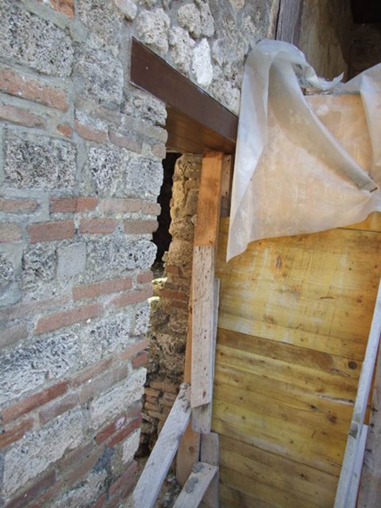 I.10.8 Pompeii. March 2009. Doorway to room 5, the yard.