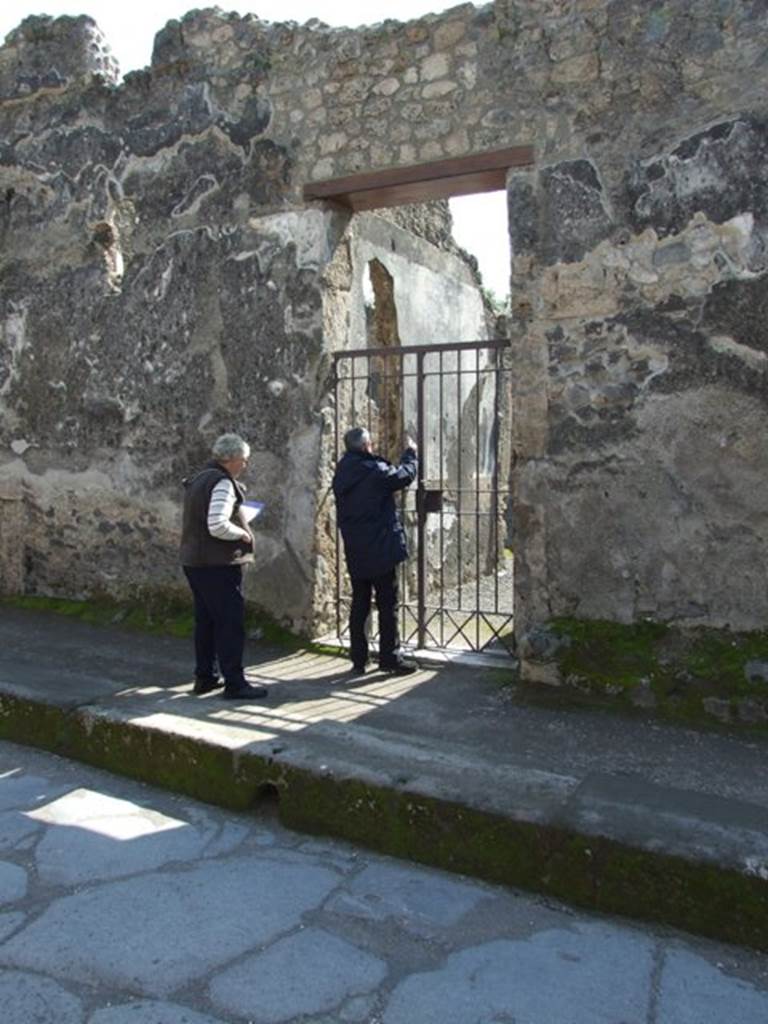 I.10.8 Pompeii. March 2009. Entrance. According to La Rocca and De Vos, and Della Corte, the owner of this weaving establishment was almost certainly Minucius. He was, perhaps, also a gladiator, according to the graffito found on the left side of the entrance.
According to Epigraphik-Datenbank Clauss/Slaby (See www.manfredclauss.de), these read as �
Minucio Fusco f[eli]c[iter] 
Minuci mur(millo) vic(isti) 
[3]tio va(le) fel(iciter)            [CIL IV 7360]
Q(uimtum) Postumium Proculum 
aed(ilem) o(ro) v(os) f(aciatis)   Epaphra rog(at)       [CIL IV 7357]
See La Rocca, E, de Vos, M & E, & Coarelli, F. (1981): Guida archeologica di Pompei. Milan: Mondadore (p.172)
See Della Corte, M., 1965.  Case ed Abitanti di Pompei. Napoli: Fausto Fiorentino. (p.300-301)
