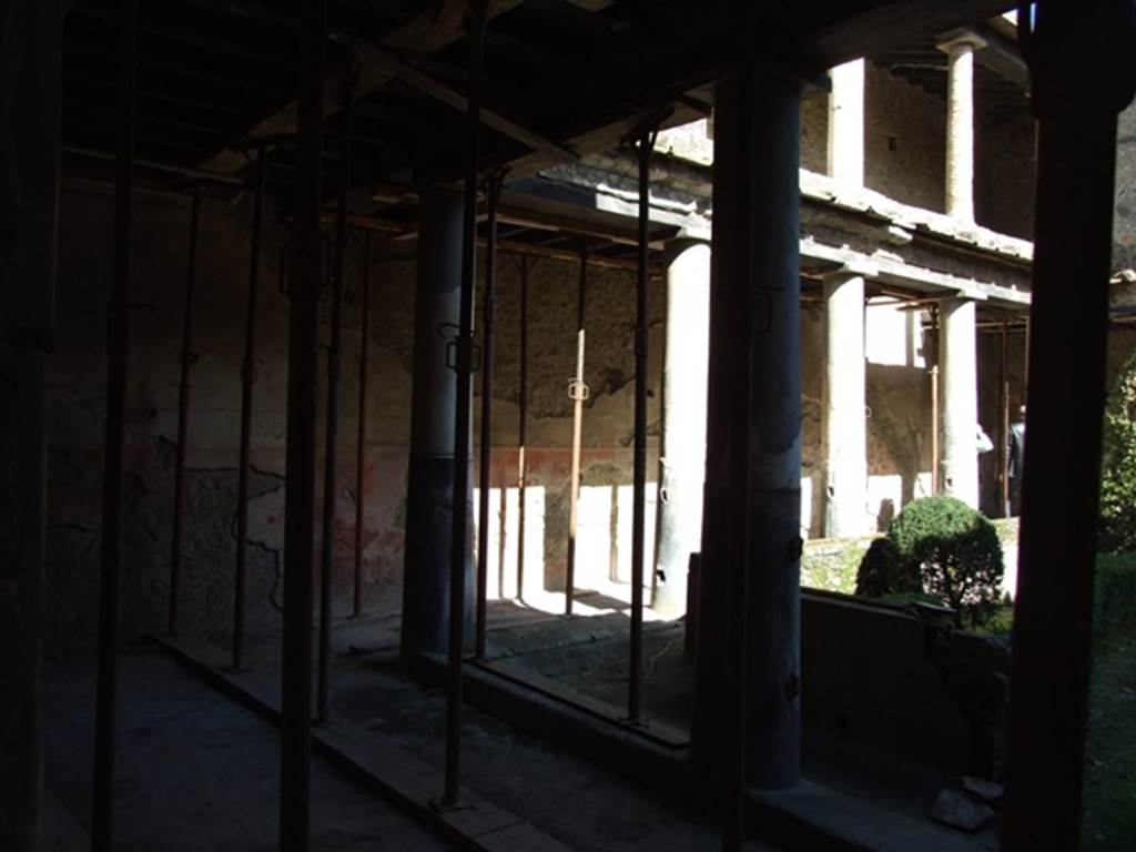 I.10.11 Pompeii.  March 2009.  Room 10.  Peristyle.  Looking north east to lower and upper levels.