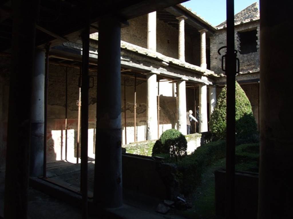 I.10.11 Pompeii.  March 2009.  Room 10.  Peristyle.  Looking north east to lower and upper levels.