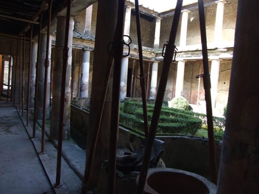 I.10.11 Pompeii.  March 2009.  Room 10.  Peristyle.  Looking north west.
