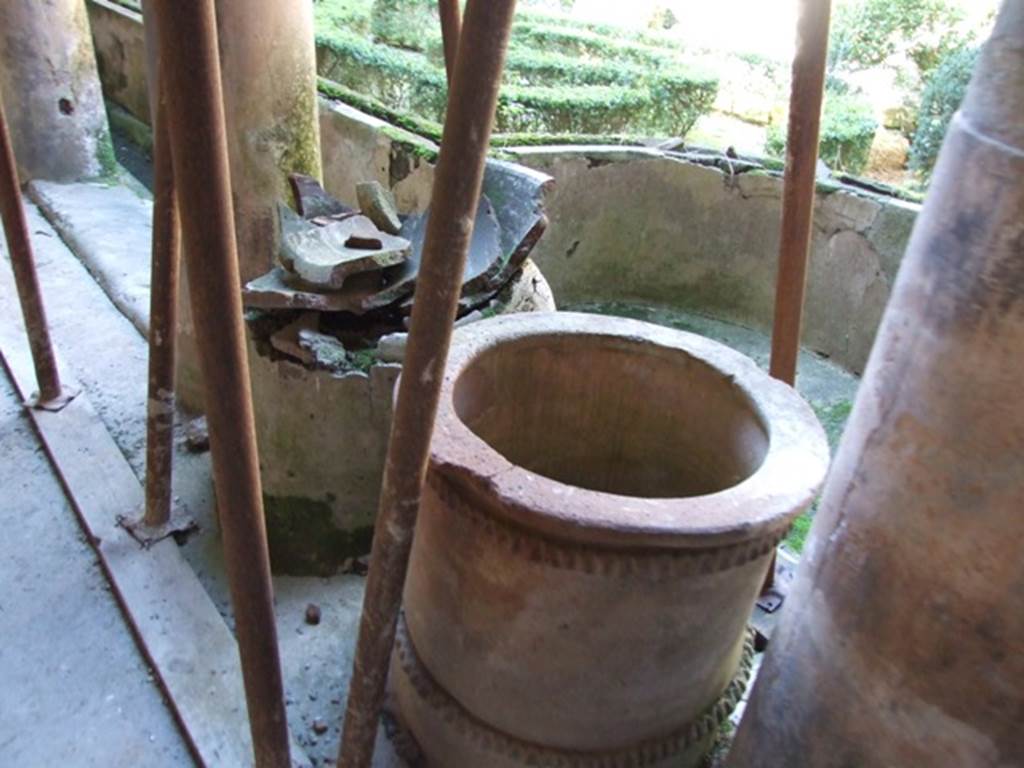 I.10.11 Pompeii.  March 2009.  Room 10.  Peristyle.  Puteal and remains of large basin in south east corner.