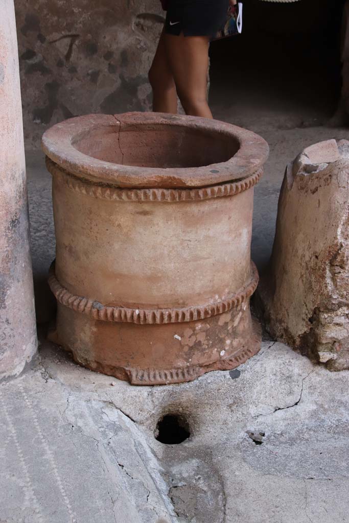 I.10.11 Pompeii. September 2021. 
Room 10, puteal in south-east corner of peristyle. Photo courtesy of Klaus Heese.
