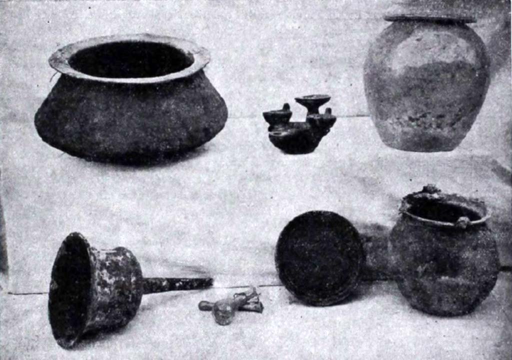 I.10.13 Pompeii. Bronze and terracotta items found on the sales counter/podium.
According to NdS �
Found collected on this podium/counter were the group of household goods.
See Notizie degli Scavi di Antichit�, 1934, p.337 (fig. 36).
For the list of finds found on this counter, see NdS, p.340.
