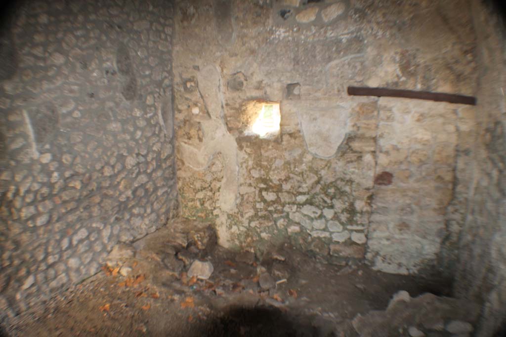 I.10.4 Pompeii. March 2014. Looking south across latrine.  
Foto Annette Haug, ERC Grant 681269 DÉCOR.
