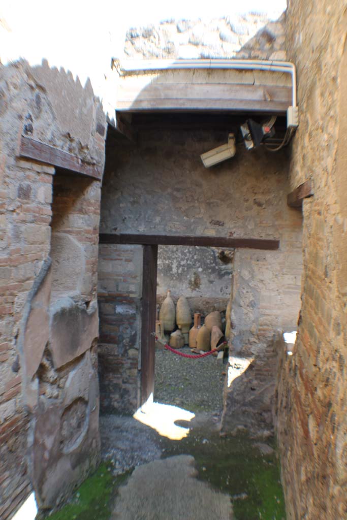 I.10.15/4 Pompeii. March 2014. 
Looking east in corridor, with doorway to third room to south of entrance at I.10.15, with amphorae.
Foto Annette Haug, ERC Grant 681269 D�COR.


