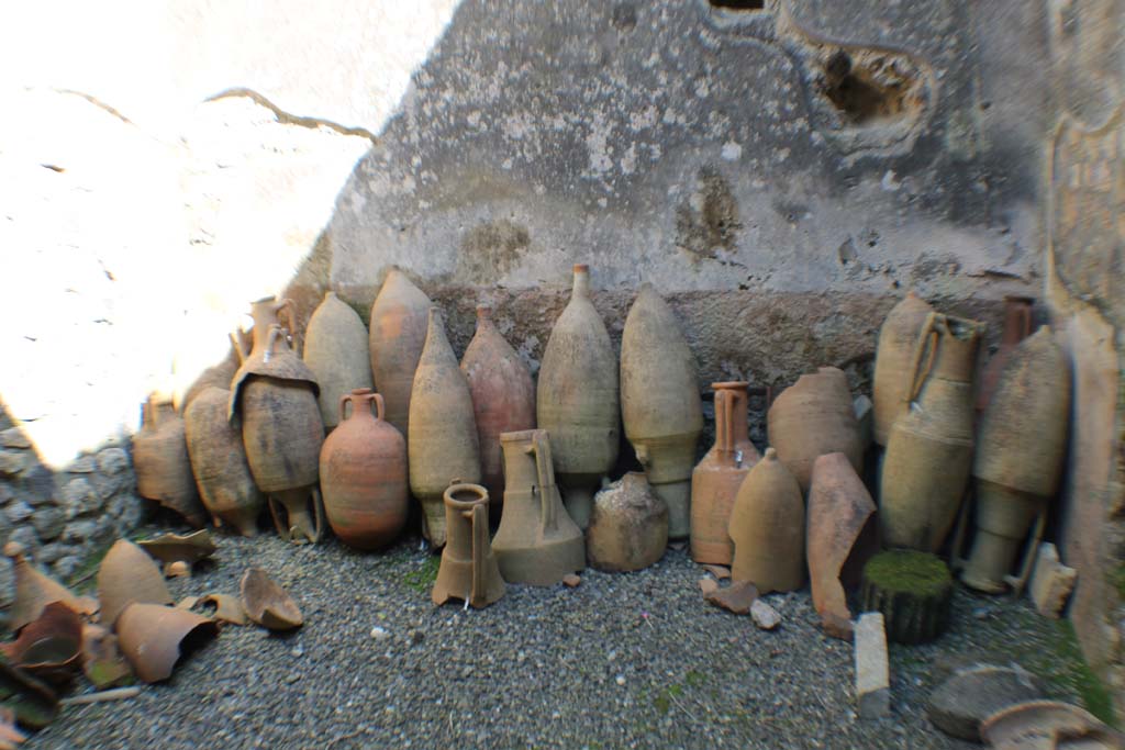I.10.15/4 Pompeii. March 2014. Amphorae in third room to south of entrance of I.10.15, looking east.
Foto Annette Haug, ERC Grant 681269 D�COR.

