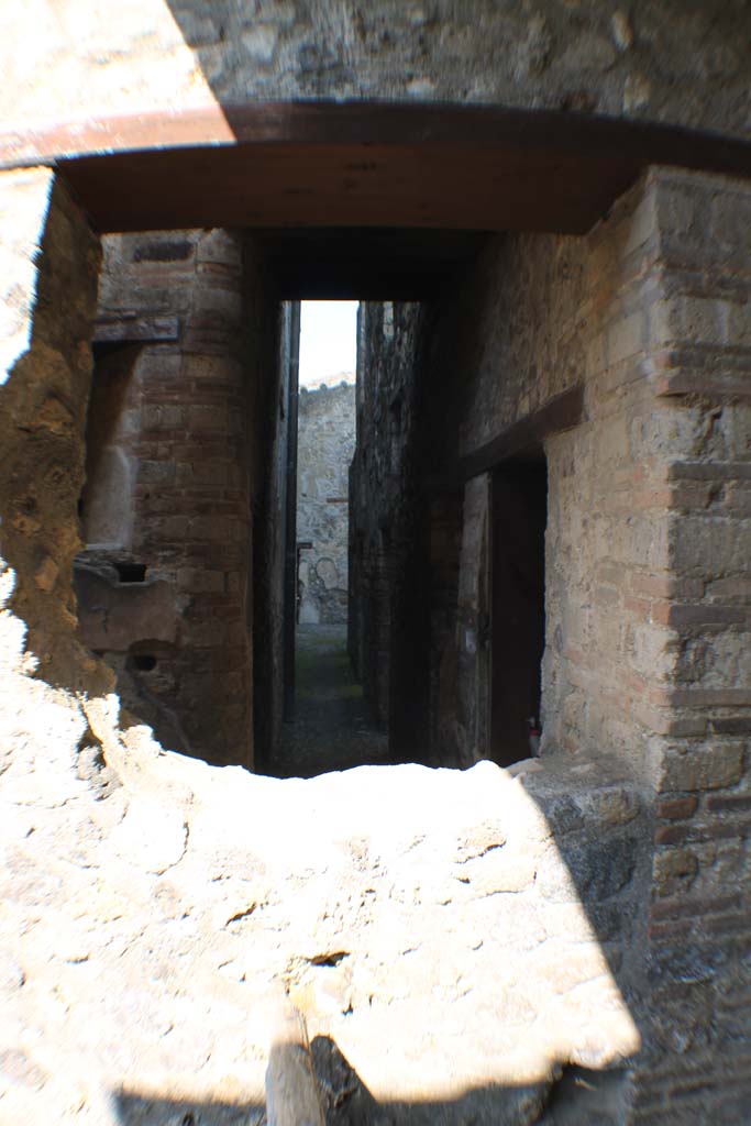 I.10.14/4 Pompeii. March 2014. Corridor leading north to I.10.15 from stable. 
Foto Annette Haug, ERC Grant 681269 D�COR.

