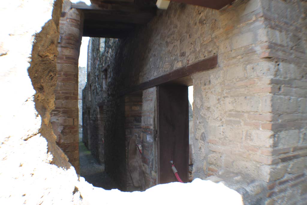 I.10.15/4 Pompeii. March 2014. Looking towards doorway to room at south end of corridor, leading to I.10.15.  
Foto Annette Haug, ERC Grant 681269 D�COR.



