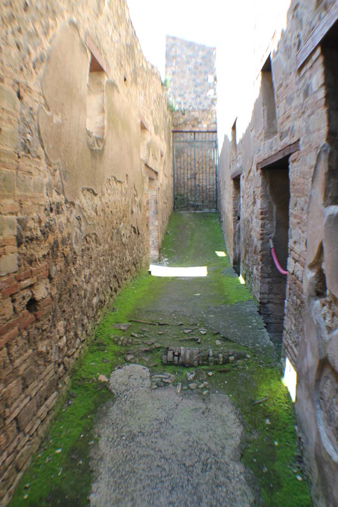 I.10.15/4 Pompeii. March 2014. Corridor leading to peristyle of I.10.4.
Foto Annette Haug, ERC Grant 681269 D�COR.


