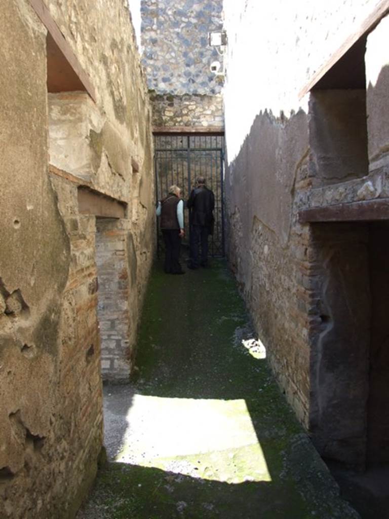 I.10.15 Pompeii.  March 2009.    Corridor looking west towards entrance to peristyle.