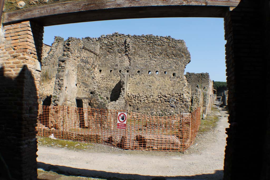 I.10.17 Pompeii. March 2014. 
Looking east through doorway across Vicolo di Paquius Proculus towards I.7.15 on corner of Via di Castricio. 
Foto Annette Haug, ERC Grant 681269 D�COR.

