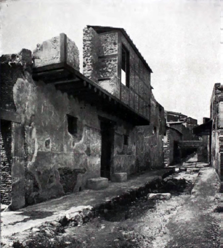I.10.18 Pompeii. Looking north along Vicolo di Paquius Proculus.
This photo shows the high red plastered zoccolo with a white upper part to the wall, in which many simple inscriptions in red, could be read.
See Notizie degli Scavi di Antichità, 1934, Tav. XIII.
