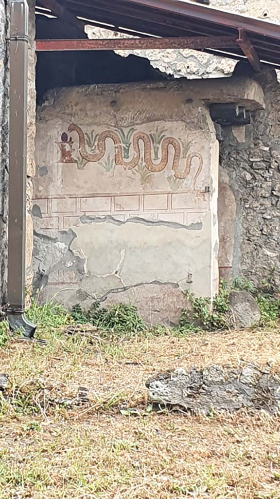 I.11.10 Pompeii. July 2021. Looking across north wall of small enclosure towards latrine.
Foto Annette Haug, ERC Grant 681269 DÉCOR. 

