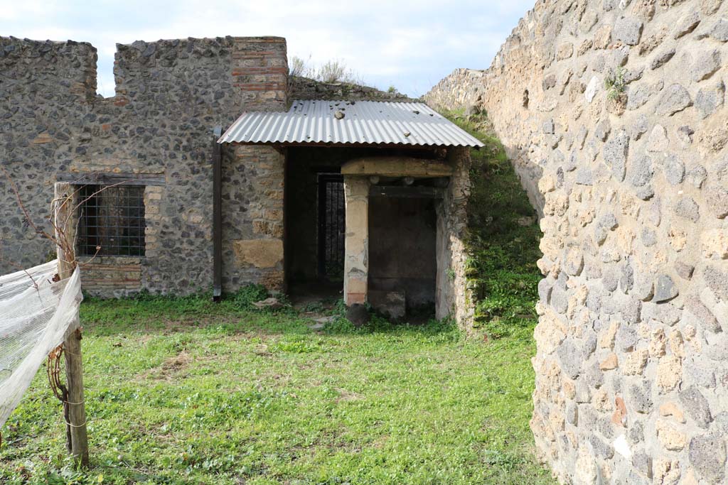 I.11.10 Pompeii. December 2018. Looking west from garden area. Photo courtesy of Aude Durand.