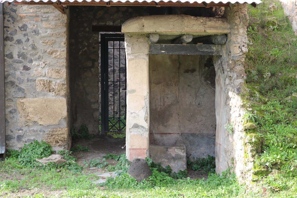I.11.10 Pompeii. December 2018. Looking west towards latrine from garden area. Photo courtesy of Aude Durand.