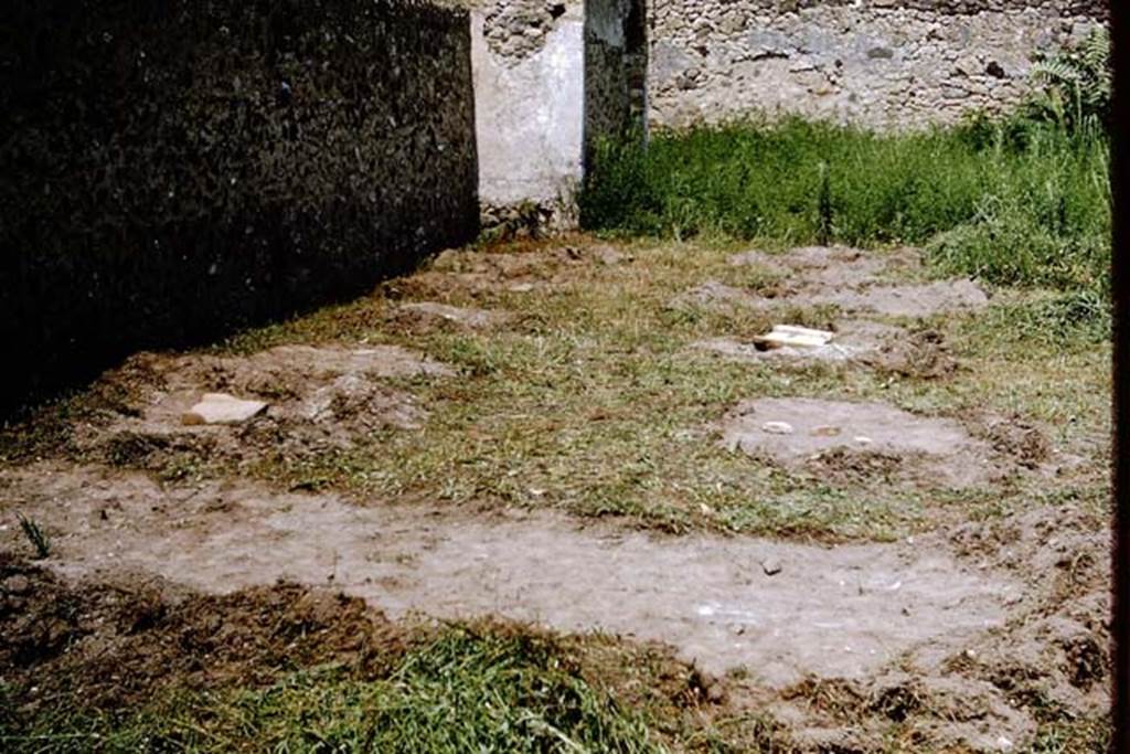 I.11.10 Pompeii. 1964. Working their way eastwards across the area. Photo by Stanley A. Jashemski.
Source: The Wilhelmina and Stanley A. Jashemski archive in the University of Maryland Library, Special Collections (See collection page) and made available under the Creative Commons Attribution-Non Commercial License v.4. See Licence and use details.
J64f1500
