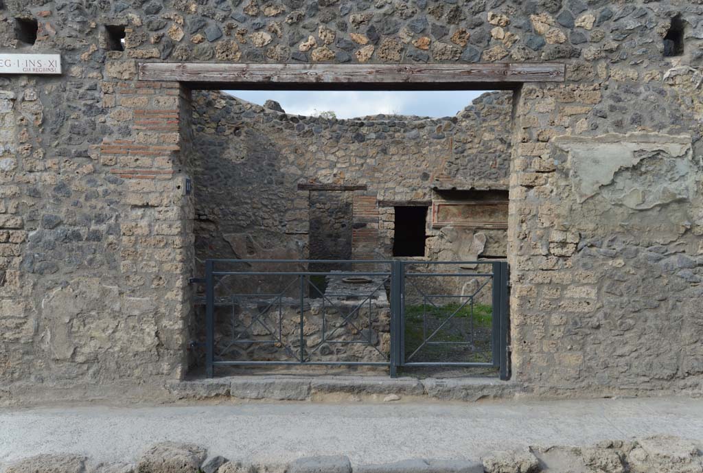 I.11.11 Pompeii. October 2017. Looking north to entrance doorway, with bar-counter.
Foto Taylor Lauritsen, ERC Grant 681269 DÉCOR.
