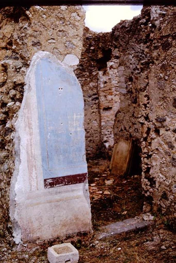 I.11.12 Pompeii. 1964. Painted plaster from north side of doorway. Photo by Stanley A. Jashemski.
Source: The Wilhelmina and Stanley A. Jashemski archive in the University of Maryland Library, Special Collections (See collection page) and made available under the Creative Commons Attribution-Non Commercial License v.4. See Licence and use details.
J64f1976
