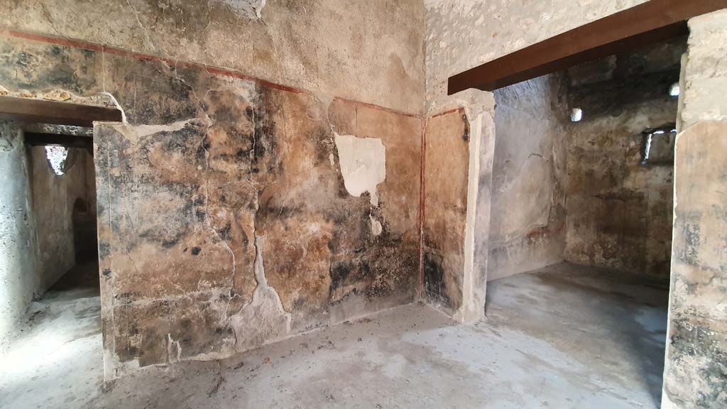 I.11.16 Pompeii. July 2021. 
Looking towards south wall with doorway to room 7, on left, the south-west corner of bar-room/atrium, and doorway to room 5, on right.
Foto Annette Haug, ERC Grant 681269 DÉCOR.

