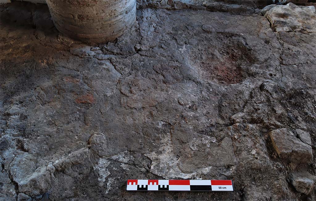 Fig. 3 � Pomp�i Pistrina. Boulangerie I 12, 1.2. Niveaux de chantier et fosse de broyage du tuileau utilis�e lors de l�installation de la boulangerie, vus de l�est.
Clich� �. Letellier / EFR. Utilisation soumise � CC-BY-NC-SA 4.0

