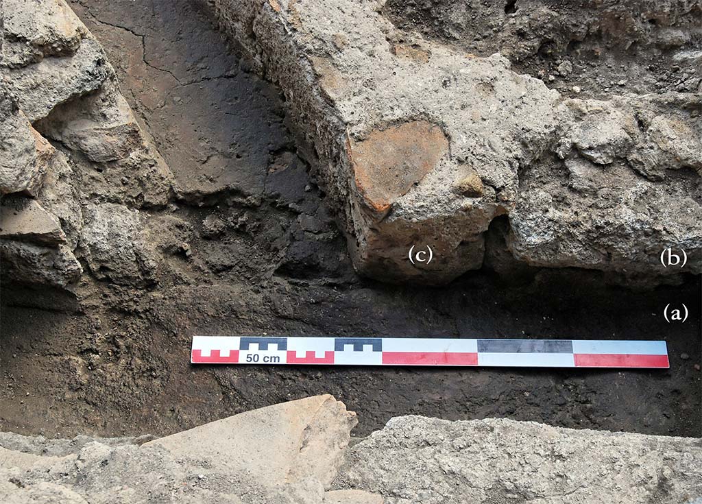 Fig. 5 - Pomp�i Pistrina. Boulangerie I 12, 1-2. Embranchement de canalisations dans la salle 7 (vu de l�ouest).
(a) canalisation initiale ; (b) rehaussement associ� � l�installation de la boulangerie ; (c) embranchement cons�cutif � la construction du mur diaphragme.
Clich� L. Garnier / EFR. Utilisation soumise � CC-BY-NC-SA 4.0