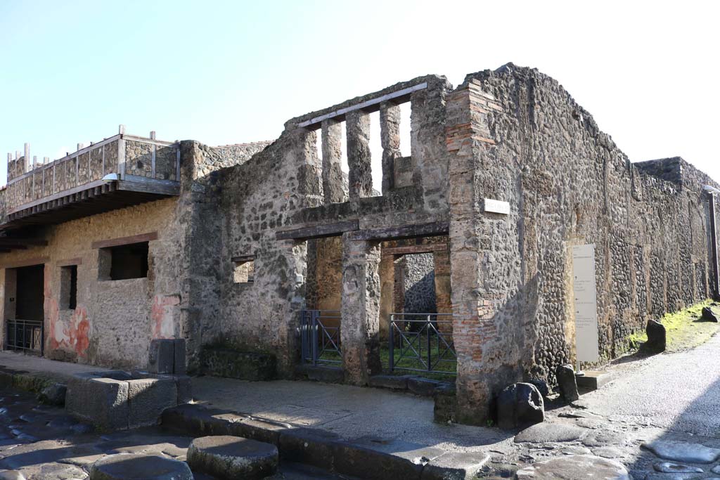 I.12.3, on left, I.12.2 and I.12.1 Pompeii. December 2018.
Looking towards entrances on Via dell�Abbondanza. Photo courtesy of Aude Durand.
