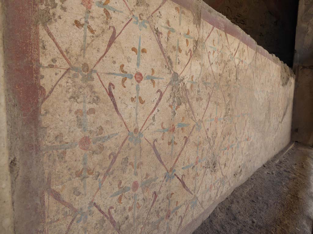 I.12.3 Pompeii. September 2015. Detail of painted decoration on front of counter, from east end. 
Foto Annette Haug, ERC Grant 681269 DÉCOR
