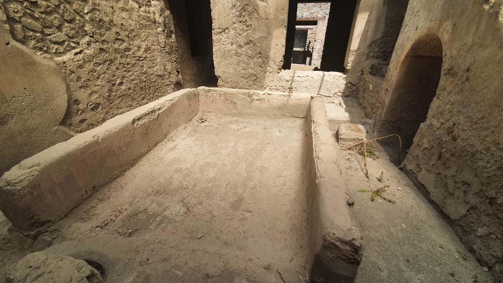 I.12.5 Pompeii. July 2021.
Looking north across basin/tub towards north wall with doorway to corridor and window to triclinium, on right.
Foto Annette Haug, ERC Grant 681269 DÉCOR.