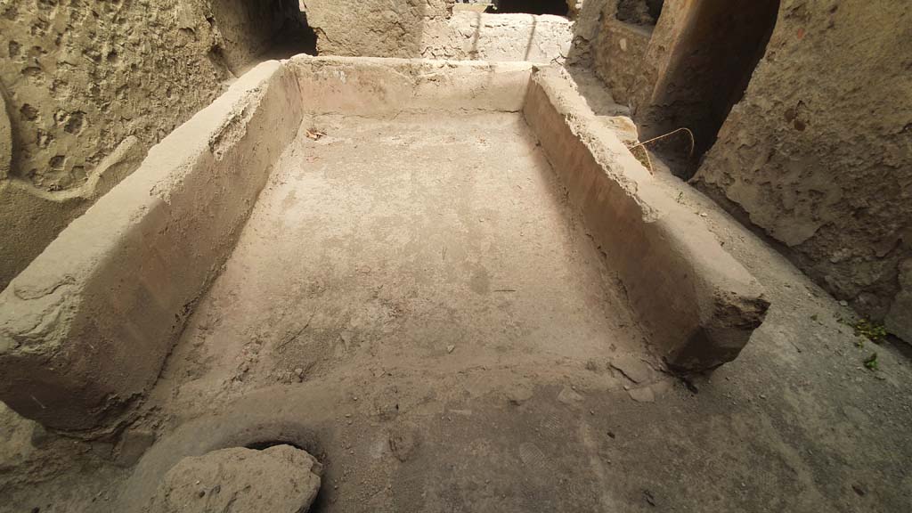 I.12.5 Pompeii. July 2021. Looking north across basin/tub.
Foto Annette Haug, ERC Grant 681269 DÉCOR.