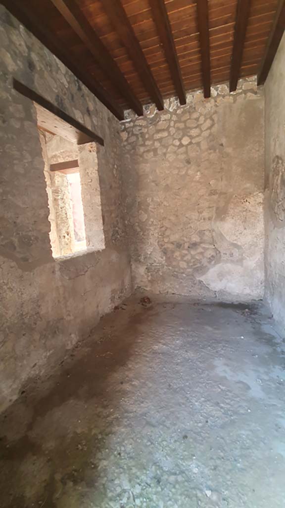 I.12.5 Pompeii. July 2021. 
Looking towards east wall with window and south wall.
Foto Annette Haug, ERC Grant 681269 DÉCOR.
