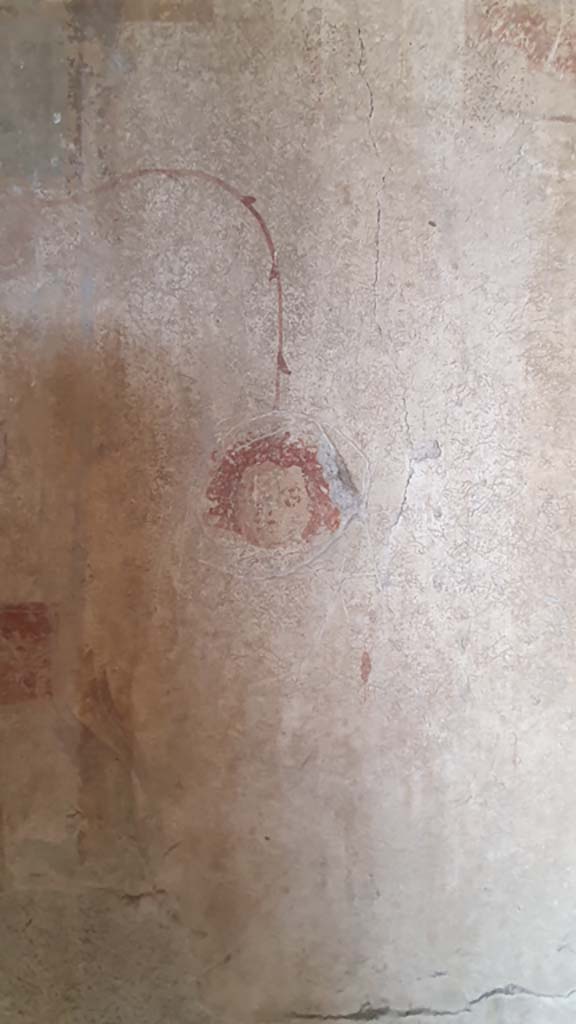 I.12.5 Pompeii. July 2021. Painted mask on north wall of cubiculum.
Foto Annette Haug, ERC Grant 681269 DÉCOR.
