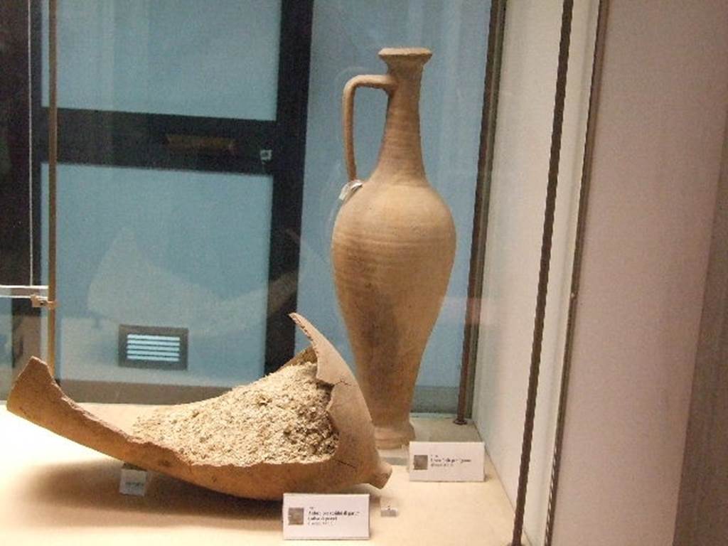 I.12.8 Pompeii. Amphora with residue of Garum from I.12.8. Now in Boscoreale Antiquarium.